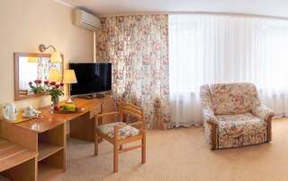Отель Nadiya Hotel Ивано-Франковск Семейный номер (для 2 взрослых и 1 ребенка)-2