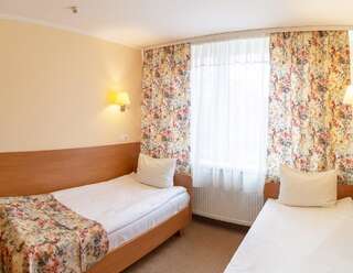 Отель Nadiya Hotel Ивано-Франковск Стандартный двухместный номер с 2 отдельными кроватями-1